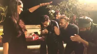 Ranveer tells the secret behind Deepika's blessing pic at Simmba bash Thumbnail