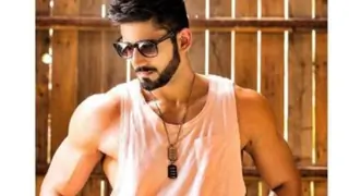#ManCrushMonday: We are crushing over Varun Sood's charming look and chiseled body Thumbnail
