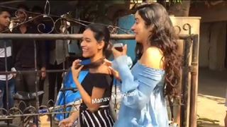 Janhvi Kapoor's REACTION to a Fan who has a Tattoo of her Name; VIDEO