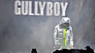 Unstoppable Ranveer JUMPS into the crowd at 'Gully Boy' Music Launch! Thumbnail