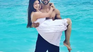 [PICS] When Vivek Dahiya came disguised to surprise Divyanka Tripathi on the sets of The Voice Thumbnail
