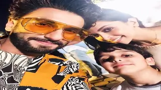 Ranveer and Deepika Posing with a Little Fan is too ADORABLE Thumbnail