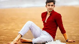 Abhishek Verma is giving posing classes to THIS Yeh Hai Mohabbatein actress thumbnail