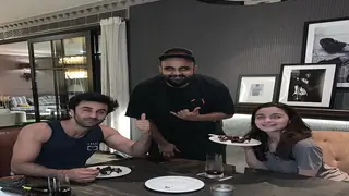 LOVEBIRDS Ranbir and Alia End their Valentine's Day in Style Thumbnail