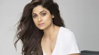Shamita Shetty gets SLAMMED for being RUDE to a Fan taking a selfie Thumbnail