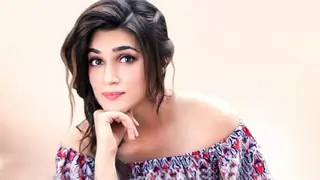 Kriti Sanon gets MOBBED by the fans at the success bash of Luka Chuppi
