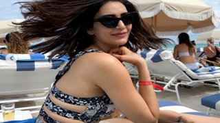 #Stylebuzz: Karishma Tanna brings in the SNEAKERS ON THE BEACH trend!!