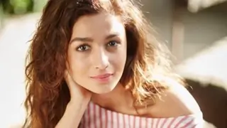 Wait WHAT?? Alia Bhatt's Childhood was Ordinary and very MIDDLE Class Thumbnail