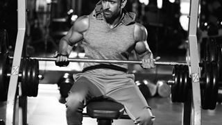 Hrithik Roshan shows his JOURNEY to gain the ultimate physique!