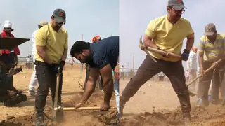 Aamir Khan does SHRAMDAAN at Satara district. Check out the pictures below... Thumbnail