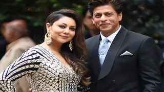 Gauri Khan REVEALS why Shah Rukh Khan is not allowed to post family photos... Thumbnail
