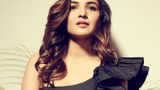 Jasmin Bhasin gets mobbed!