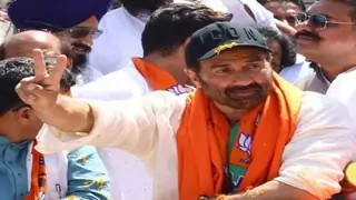 Sunny Deol meets with an accident; Escapes unhurt! Thumbnail