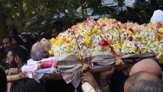 Veeru Devgan's last rites and funeral pictures