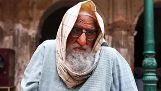 Amitabh Bachchan looks unrecognizable in his new character!