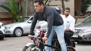 Salman Khan trolled for zig-zag cycling video, fan tags Mumbai Police; Watch video Thumbnail