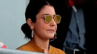 Hilarious!! Anushka Sharma gives us Sunday memes when she asks 'Four ka signal kya hota hai?" in a match