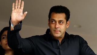 Salman Khan mobbed by fans; seems to have a hard time getting away!