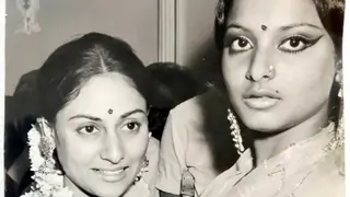 Throwback Thursday: Unseen photo of Jaya Bachchan and Rekha goes viral! Thumbnail