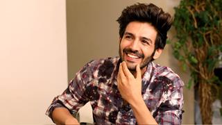 Kartik Aaryan gets an emotional surprise in Lucknow from fans!