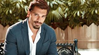 Karan Singh Grover:  Men are made to believe that they are the 'boss' at home! Thumbnail