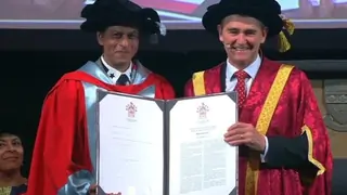Shah Rukh Khan becomes the only actor in the world to have 5 doctorates! Thumbnail