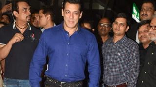 Video: Salman Khan’s Fan pulls his arm, Actor expresses Displeasure!