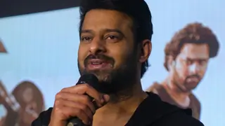 Prabhas fan dies of Electrocution while fixing a Saaho Poster! Thumbnail