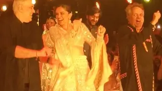 Deepika Breaks into an Impromptu Dance on the Ramp; Winning Hearts with her Stunning appearance Thumbnail