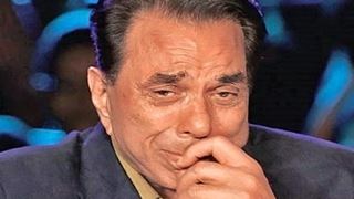 An emotional Dharmendra breaks down in tears looking back at his Struggling days; Video below Thumbnail