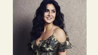 Katrina Kaif saves a photographer from getting hit by a car thumbnail