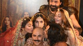 Kriti, Riteish and Pooja launch Housefull 4’s trailer by kissing Akshay’s bald head! Photos below…