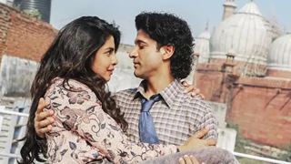 Farhan Akhtar-Priyanka Chopra’s new promo is all about Intimacy and it's too Hot!