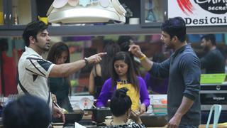 Sidharth Shukla & Paras' Fight in The Bigg Boss House Gets Nasty! Thumbnail