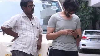 Man Peeps into Kartik's Phone while he is having a Private Conversation; Actor's Reaction will Leave you in Splits Thumbnail
