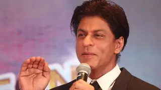 SRK Flooded with Calls & Messages from the US; Hollywood Producers are Desperate to get him... Thumbnail