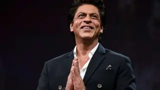 Shah Rukh has the most Humble comment over Aishwarya’s manager and her recovery! Thumbnail