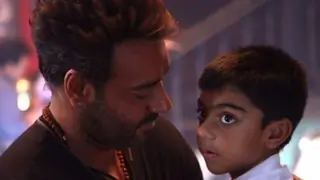 Ajay devgn Lashes out at fans while trying to save son Yug from mob! Thumbnail