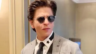 Shah Rukh Khan’s Unbelievable Gift from a Fan will make him go over the Moon, literally!
