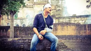 Akshay Kumar breaks a leg with his Broken Back! Thumbnail