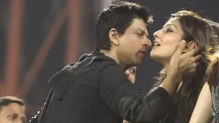 I'd usually come close and take a sniff of her scent: Shah Rukh Khan on sniffing Raveena  Thumbnail