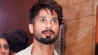 Shahid reasons his Fit of Anger at the Award Show; Is it a start of bad-blood between Shahid and Ranveer? Thumbnail