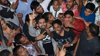 Kartik Aaryan Mobbed by Huge Crowd of Crazy Fans; Video below Thumbnail