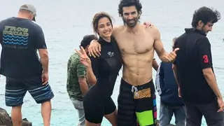 Disha and Aditya Roy Kapoor's Underwater Kisses from Malang are too Hot to Handle! Photos Below Thumbnail