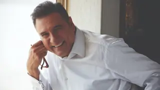 Fans Want Jaadoo Ki Jhappi Over autographs - pics: Boman Irani Reveals the Emotional Connect associated with a Hug Thumbnail