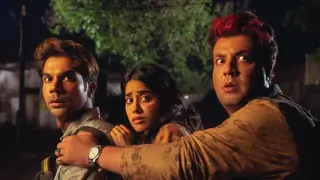 Janhvi Announces Roohi Afzana with a Funny Still with Rajkumar and Varun! Thumbnail