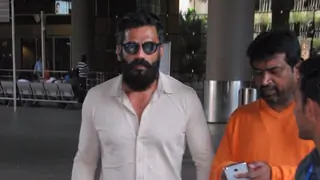 Suniel Shetty Miffed with Fan Getting Too Touchy, Asks him to Back Off; Video below Thumbnail