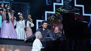 Veteren music composer Pyarelal Ramprasad Sharma plays Piano on Maniesh's Request in Sa Re Ga Ma Pa. Thumbnail