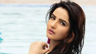 Jasmin Bhasin Talks About Feeling Like 'An Ugly Duckling' Growing Up Thumbnail