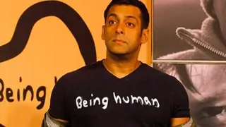 Salman Khan Bears Expenses of Cine Workers, But What He Did Next will Win your Heart! Details below Thumbnail